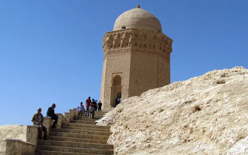 گنبد ابرکوه و بازدیدکنندگان