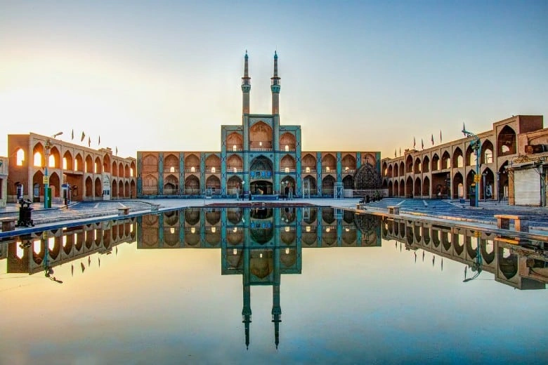 میدان امیر چخماق؛ جلوهای از هنر و معماری بینظیر یزد + جاهای دیدنی یزد