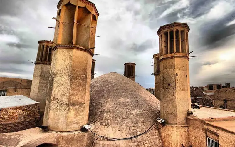 آبانبار شش بادگیر؛ نگینی خنک در گرمای کویر یزد + جاهای دیدنی یزد
