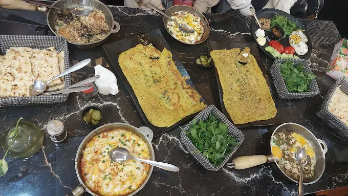 صبحانه سرای خانجون از بهترین صبحانه خوری یزد