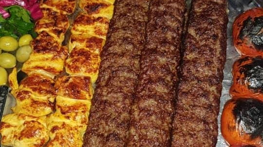 کبابی آذین یزد تجربهای صمیمی از یک کبابی یزد محلی ارائه میدهد.