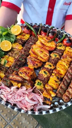 کباب بناب حافظ یزد یکی از شناختهشدهترین و پرطرفدارترین مکانهای صرف غذا در یزد است